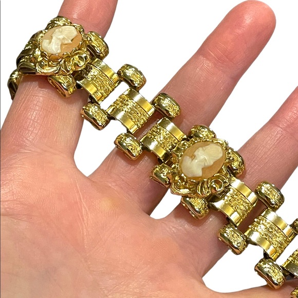Vintage 1950s Gold shell Cameo Book chain link Fancy bracelet Stunning etching - Picture 3 of 13